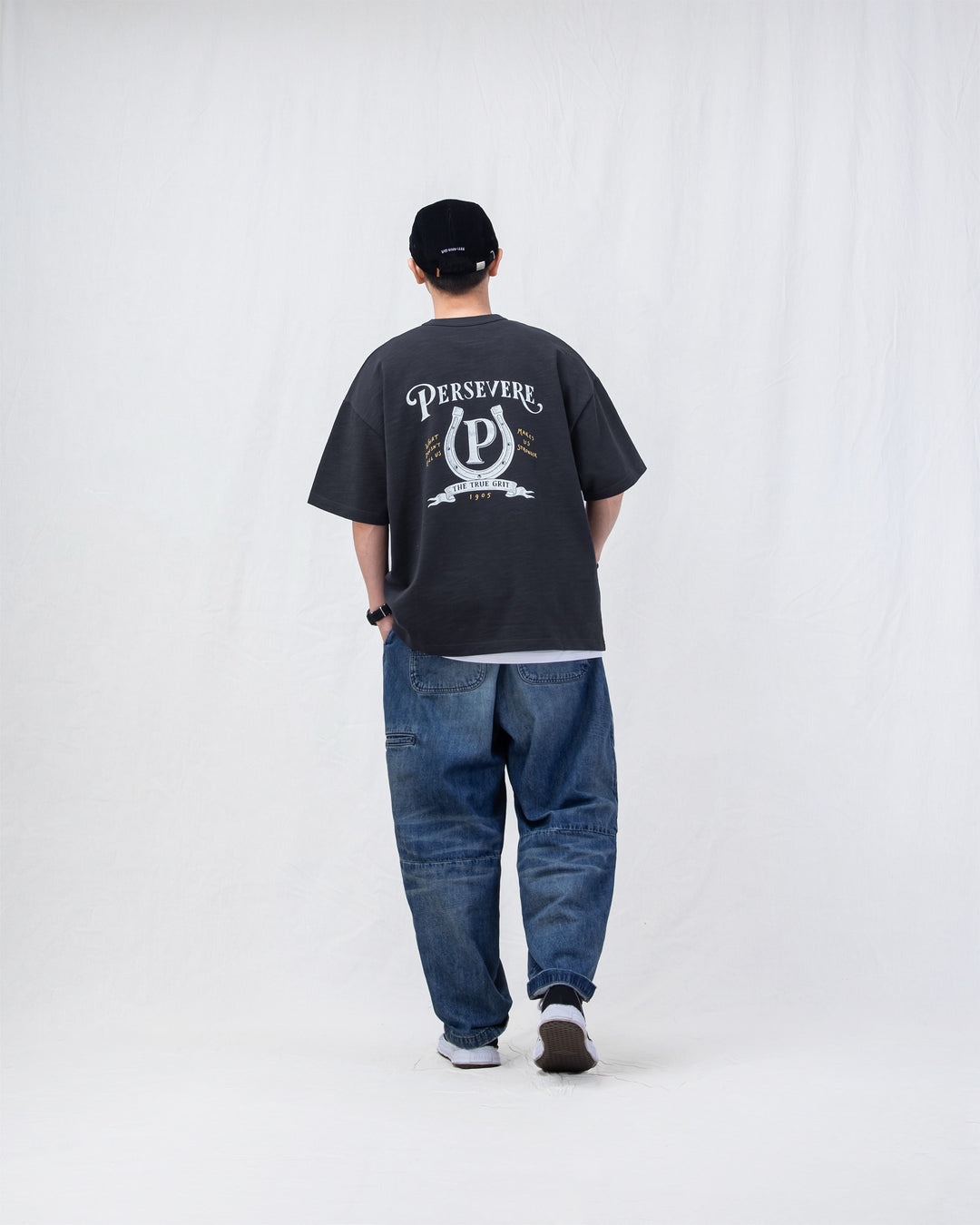 HAND-DRAWN HORSESHOE GRAPHIC T-SHIRT