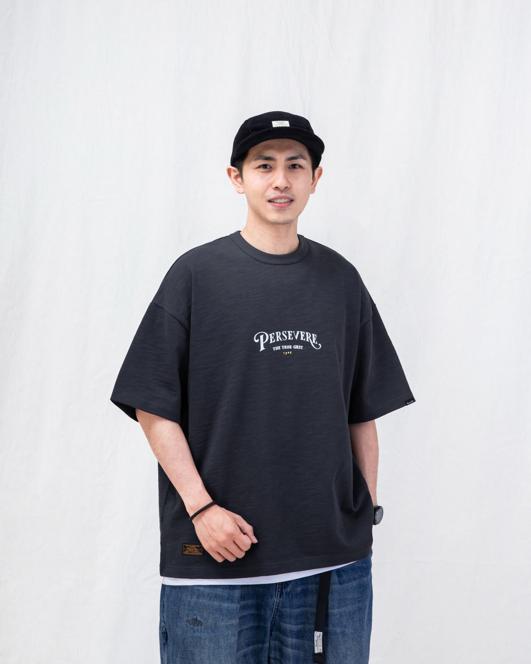 HAND-DRAWN HORSESHOE GRAPHIC T-SHIRT